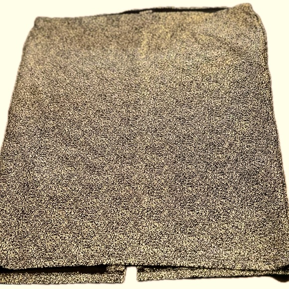 TORRID SKIRT SIZE:1 WAIST:19” LENGTH:24” This skirt has a lot of stretch to it. - Picture 6 of 13